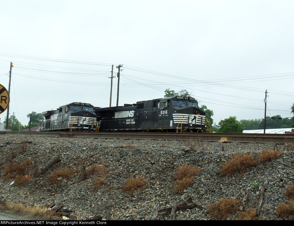 NS 9316 and NS 9530 side by side parked 
